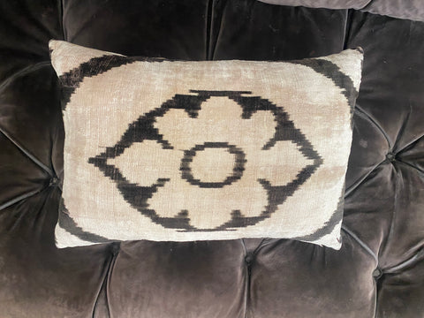Ikat Stili Gri Yastık by Rıfat Özbek