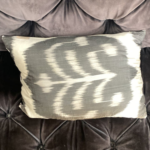 Ikat Stili Gri Yastık by Rıfat Özbek